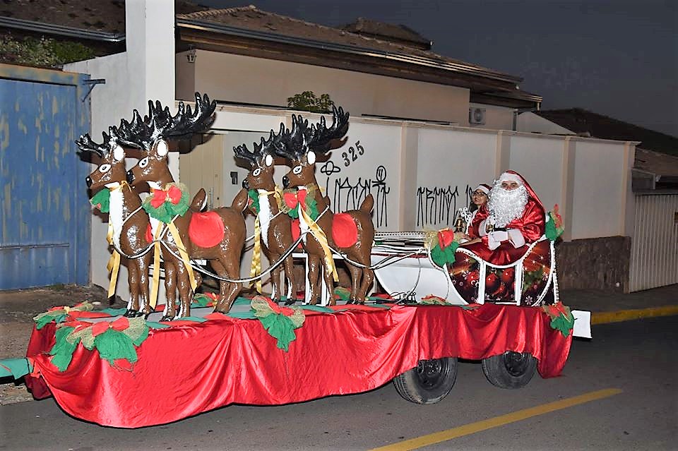 Papai Noel Chega De Trenó E Acompanhado Em Pompeia